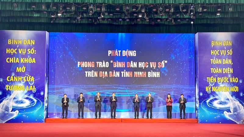 Các đại biểu thực hiện nghi thức bấm nút phát động phong trào "Bình dân học vụ số" tỉnh Ninh Bình.