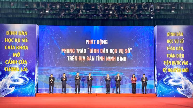 Các đại biểu thực hiện nghi thức bấm nút phát động phong trào "Bình dân học vụ số" tỉnh Ninh Bình.