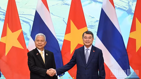 Thủ tướng Chính phủ Lê Minh Hưng và Chủ tịch Quốc hội kiêm Chủ tịch Hạ viện Vương quốc Thái Lan Sophon Zaram. (Ảnh: Trần Hải)
