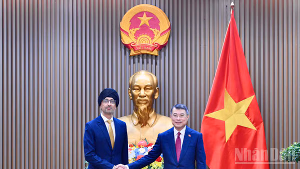 Thủ tướng Chính phủ Lê Minh Hưng và Đại sứ Singapore tại Việt Nam Rajpal Singh. (Ảnh: THANH GIANG)