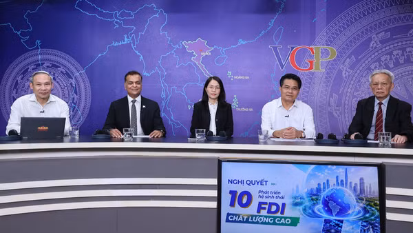 Các khách mời tham dự tọa đàm (từ trái sang): Ông Phan Đức Hiếu, Ủy viên hoạt động chuyên trách Ủy ban Kinh tế của Quốc hội; ông Binu Jacob, Tổng Giám đốc Nestlé Việt Nam; bà Bùi Thu Thủy, Phó Cục trưởng Cục Đầu tư nước ngoài, Bộ Tài chính; ông Lê Quang Hoà, Ủy viên Ban Thường vụ Tỉnh ủy, Phó Chủ tịch Ủy ban nhân dân tỉnh Hưng Yên; Tiến sĩ Nguyễn Sĩ Dũng, nguyên Phó Chủ nhiệm Văn phòng Quốc hội, điều phối chương trình. (Ảnh: chinhphu.vn/Nhật Bắc)