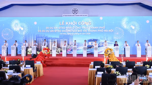 Thủ tướng Chính phủ Lê Minh Hưng và các đồng chí lãnh đạo, đại biểu thực hiện nghi thức khởi công các dự án. (Ảnh: TRẦN HẢI)