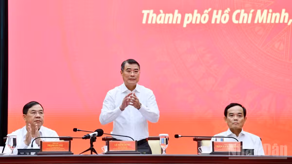 Thủ tướng Chính phủ Lê Minh Hưng chủ trì cuộc làm việc với Ban Thường vụ Thành ủy Thành phố Hồ Chí Minh. (Ảnh: THANH GIANG)