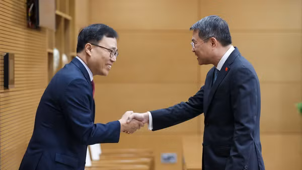 Thủ tướng Chính phủ Lê Minh Hưng và Đại sứ Hàn Quốc tại Việt Nam Choi Young Sam. (Ảnh: VGP/Nhật Bắc)