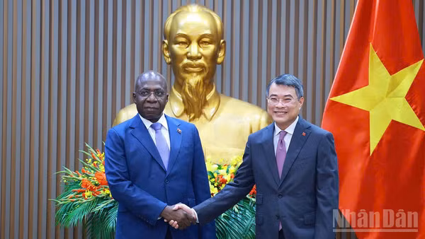Thủ tướng Chính phủ Lê Minh Hưng và Bộ trưởng Ngoại giao Angola . (Ảnh: Thanh Giang)