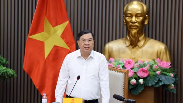 Phó Thủ tướng Thường trực Chính phủ Phạm Gia Túc chủ trì cuộc làm việc với Bộ Công thương về tình hình cung ứng, phân phối xăng sinh học E10. (Ảnh: VGP/Phương Nguyên)