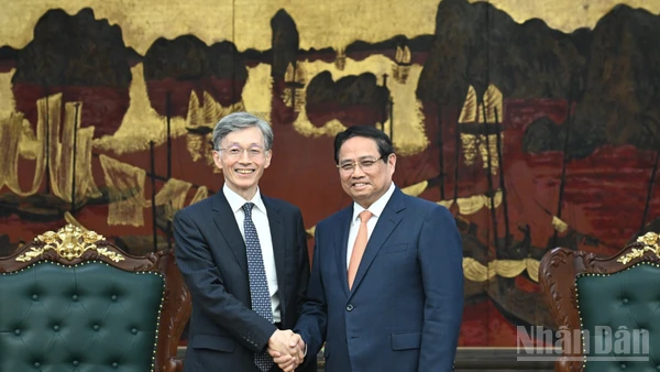 Thủ tướng Phạm Minh Chính và ông Kenji Okamura, Phó Tổng Giám đốc Quỹ Tiền tệ quốc tế (IMF). (Ảnh: TRẦN HẢI)