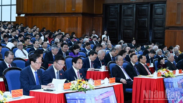 Đồng chí Phạm Minh Chính, Ủy viên Bộ Chính trị, Thủ tướng Chính phủ và các đồng chí lãnh đạo, nguyên lãnh đạo Đảng, Nhà nước , các đại biểu tham Đại hội đại biểu Đảng bộ tỉnh Thanh Hóa lần thứ XX, nhiệm kỳ 2025-2030. (Ảnh: TRẦN HẢI)