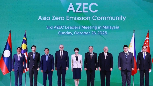 Thủ tướng Phạm Minh Chính và lãnh đạo các nước thành viên trong khuôn khổ AZEC chụp ảnh chung nhân dịp tham dự Hội nghị Cấp cao lần 3 Cộng đồng châu Á phát thải ròng bằng 0 (AZEC). (Ảnh: Dương Giang/TTXVN)