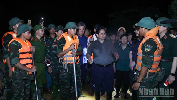 Thủ tướng Phạm Minh Chính đến kiểm tra công tác ứng phó mưa lũ tại các xã Trung Giã, Đa Phúc. (Ảnh: Trần Hải) 
