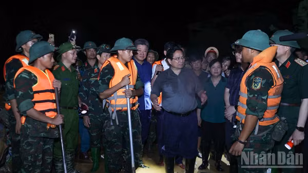 Thủ tướng Phạm Minh Chính đến kiểm tra công tác ứng phó mưa lũ tại các xã Trung Giã, Đa Phúc. (Ảnh: Trần Hải) 