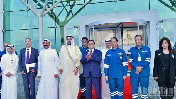 Thủ tướng Phạm Minh Chính và các đại biểu tại Tổ hợp lọc hóa dầu Al‑Zour. (Ảnh: THANH GIANG) 