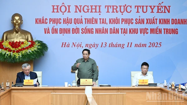 Thủ tướng Phạm Minh Chính chủ trì Hội nghị trực tuyến khắc phục hậu quả thiên tai, khôi phục sản xuất, kinh doanh, ổn định đời sống nhân dân tại miền trung. (Ảnh: Trần Hải)