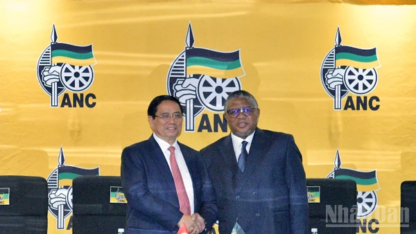 Thủ tướng Chính phủ Phạm Minh Chính và Tổng Thư ký Đảng Đại hội dân tộc Phi (ANC) Fikile Mbalula. (Ảnh: Thanh Giang) 
