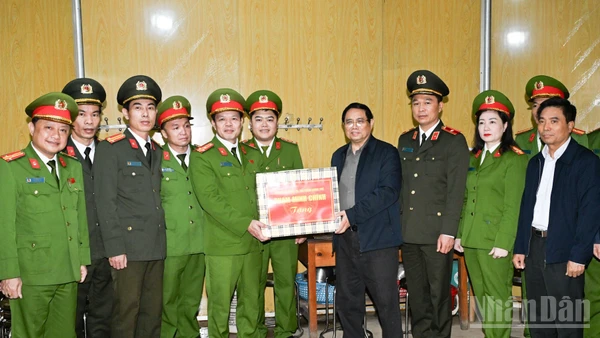 Thủ tướng Chính phủ Phạm Minh Chính thăm, tặng quà động viên cán bộ, chiến sĩ Công an xã Yên Khương, tỉnh Thanh Hóa. (Ảnh: TRẦN HẢI)