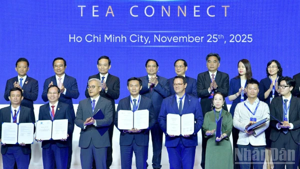 Thủ tướng Chính phủ Phạm Minh Chính chứng kiến các đối tác trao biên bản thoả thuận hợp tác tại Chương trình “CEO 500 - TEA CONNECT”. (Ảnh: Thanh Giang)