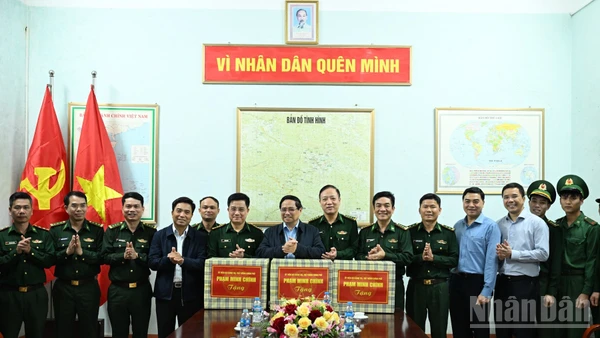 Thủ tướng Chính phủ Phạm Minh Chính tặng quà động viên cán bộ, chiến sĩ Đồn Biên phòng Yên Khương. (Ảnh: TRẦN HẢI)