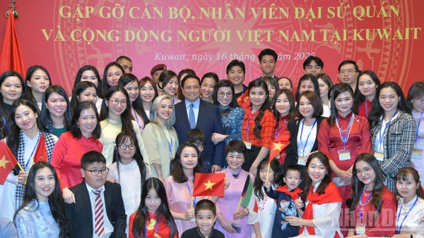 Thủ tướng Chính phủ Phạm Minh Chính và Phu nhân với bà con cộng đồng người Việt Nam tại Kuwait. (Ảnh: Thanh Giang)