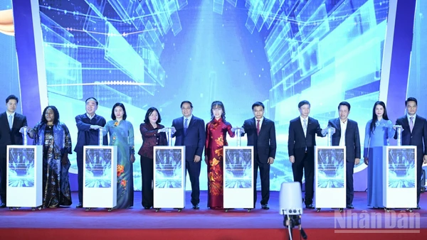 Thủ tướng Chính phủ Phạm Minh Chính cùng các đồng chí lãnh đạo thực hiện nghi thức kích hoạt triển khai Đề án của Chính phủ “Hỗ trợ phụ nữ khởi nghiệp giai đoạn 2026-2035”. (Ảnh: Trần Hải)