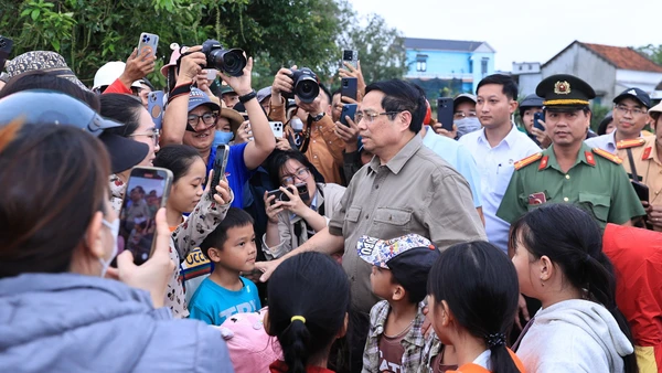 Trước khi di chuyển vào xã Hòa Thịnh, Thủ tướng Phạm Minh Chính thăm, động viên bà con nhân dân thôn Phú Thứ, xã Tây Hòa. (Ảnh: VGP/Nhật Bắc)