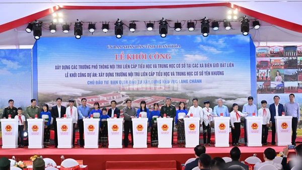 Thủ tướng Phạm Minh Chính và các đồng chí lãnh đạo thực hiện nghi thức khởi công các trường nội trú liên cấp. (Ảnh: TRẦN HẢI)