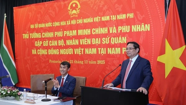 Thủ tướng Chính phủ Phạm Minh Chính ân cần nói chuyện với cán bộ, nhân viên Đại sứ quán Việt Nam, bà con cộng đồng người Việt Nam tại Nam Phi. (Ảnh: Nhật Bắc/VGP)