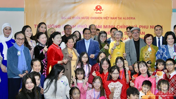 Thủ tướng Phạm Minh Chính và Phu nhân với bà con cộng đồng người Việt Nam tại Algeria. (Ảnh: Thanh Giang)