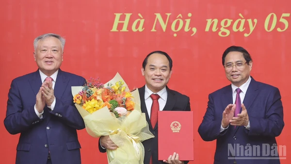 Thủ tướng Chính phủ Phạm Minh Chính trao quyết định và chúc mừng đồng chí Nguyễn Quốc Đoàn, Phó Tổng Thanh tra Thường trực Thanh tra Chính phủ. (Ảnh: TRẦN HẢI)