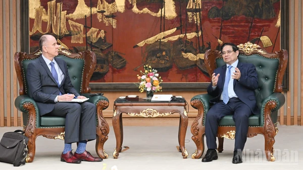 Thủ tướng Chính phủ Phạm Minh Chính tiếp Đoàn cán bộ Quỹ Tiền tệ Quốc tế (IMF) do ông Martin Sommer làm Trưởng đoàn đang thăm, làm việc tại Việt Nam. (Ảnh: TRẦN HẢI)