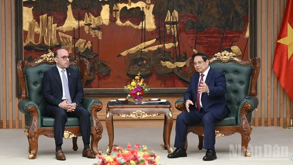 Thủ tướng Chính phủ Phạm Minh Chính tiếp Đại sứ Nhà nước Qatar tại Việt Nam Khalid Ali Abdullah Abel. (Ảnh: TRẦN HẢI)