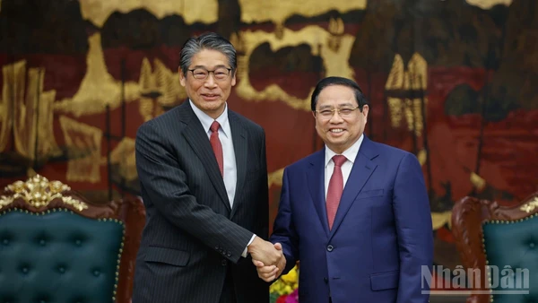 Thủ tướng Chính phủ Phạm Minh Chính và Đại sứ Nhật Bản tại Việt Nam Ito Naoki. (Ảnh: Trần Hải)