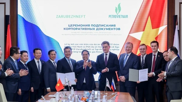 Thủ tướng Chính phủ Phạm Minh Chính chứng kiến ký kết hợp đồng cụ thể giữa các doanh nghiệp. (Ảnh: NHẬT BẮC/VGP)