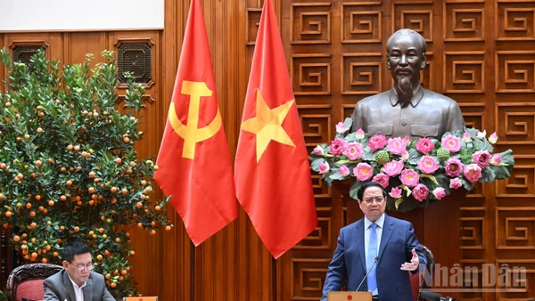 Thủ tướng Phạm Minh Chính chủ trì cuộc họp với các bộ, ngành liên quan về trọng tâm chính sách tiền tệ và chính sách tài khóa. (Ảnh: TRẦN HẢI)