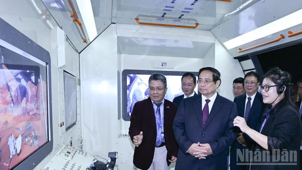 Thủ tướng Chính phủ Phạm Minh Chính tham quan Bảo tàng Vũ trụ Việt Nam. (Ảnh: TRẦN HẢI)