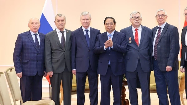 Thủ tướng Chính phủ Phạm Minh Chính và những người bạn Nga. (Ảnh: VGP/NHẬT BẮC)