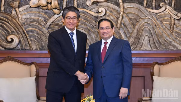 Thủ tướng Chính phủ Phạm Minh Chính và Đại sứ Nhật Bản tại Việt Nam Ito Naoki. (Ảnh: Trần Hải)