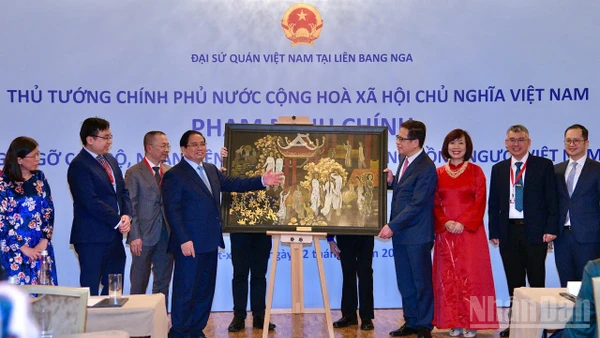 Thủ tướng Chính phủ Phạm Minh Chính tặng quà lưu niệm cho Đại sứ quán Việt Nam tại Liên bang Nga. (Ảnh: Thanh Giang)