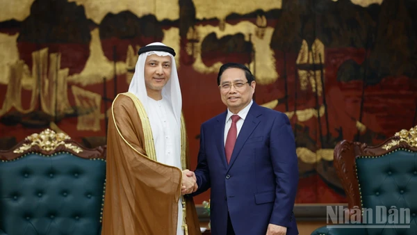 Thủ tướng Chính phủ Phạm Minh Chính và Đại sứ UAE tại Việt Nam Bader Abdullah Almatrooshi. (Ảnh: Trần Hải)