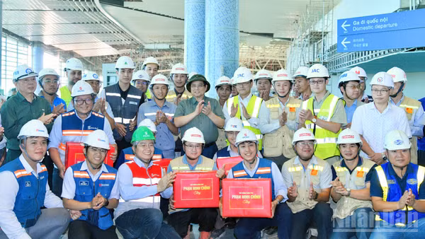 Thủ tướng Chính phủ Phạm Minh Chính tặng quà động viên các đơn vị đang thi công hạng mục Nhà ga hành khách-Cảng hàng không quốc tế Long Thành. (Ảnh: THANH GIANG)