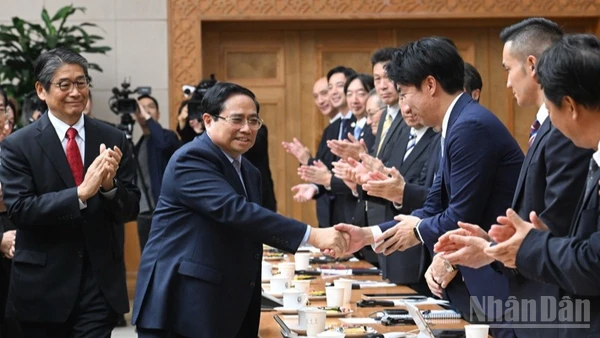 Thủ tướng Chính phủ Phạm Minh Chính bắt tay chào mừng các doanh nghiệp Nhật Bản tại buổi đối thoại. (Ảnh: Trần Hải)