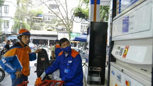 Thực hiện các giải pháp bảo đảm nguồn cung xăng dầu cho thị trường trong nước. (Ảnh: VGP)