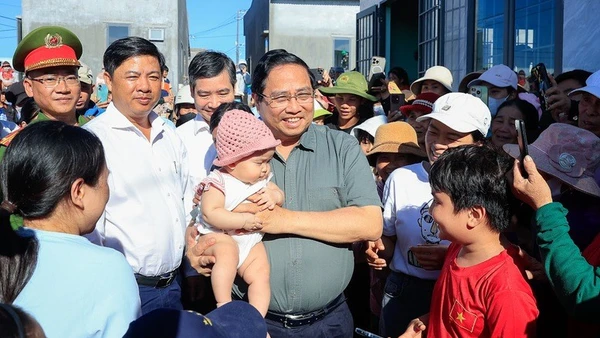 Thủ tướng Chính phủ Phạm Minh Chính ân cần thăm hỏi bà con nhân dân Khu tái định cư Quảng Đức, xã Tuy An Nam, tỉnh Đắk Lắk. (Ảnh: Nhật Bắc/VGP)