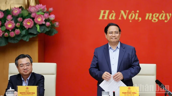 Đồng chí Phạm Minh Chính, Bí thư Đảng ủy Chính phủ, Thủ tướng Chính phủ và đồng chí Nguyễn Thanh Nghị, Ủy viên Bộ Chính trị, Bí thư Trung ương Đảng, Trưởng Ban Chính sách, chiến lược Trung ương, Trưởng Đoàn kiểm tra, giám sát dự hội nghị. (Ảnh: TRẦN HẢI)