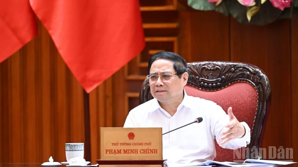 Thủ tướng Chính phủ Phạm Minh Chính chủ trì cuộc làm việc về các giải pháp ứng phó tác động từ diễn biến phức tạp của cuộc xung đột quân sự tại Trung Đông. (Ảnh: Trần Hải)