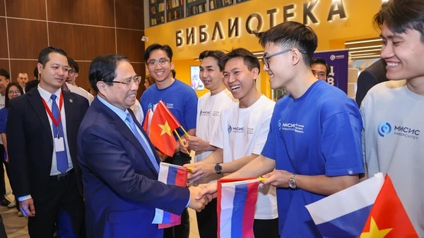 Thủ tướng Phạm Minh Chính với sinh viên Trường đại học Khoa học và Công nghệ Moskva. (Ảnh: VGP/Nhật Bắc)