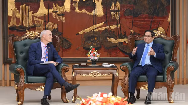 Thủ tướng Chính phủ Phạm Minh Chính tiếp Giáo sư Alec Cameron, Giám đốc Đại học RMIT Melbourne, Phó Chủ tịch Hội đồng trường. (Ảnh: TRẨN HẢI)