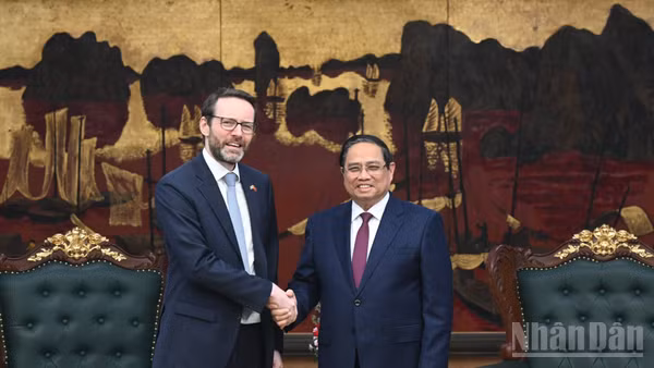 Thủ tướng Chính phủ Phạm Minh Chính với Đại sứ Vương quốc Anh và Bắc Ireland tại Việt Nam Iain Frew. (Ảnh: TRẦN HẢI)