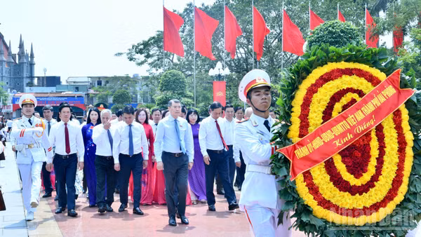 Thủ tướng Chính phủ Lê Minh Hưng và Đoàn công tác đến dâng hương, dâng hoa tưởng niệm các Anh hùng liệt sĩ tại Đài Tưởng niệm Anh hùng liệt sĩ thành phố Hải Phòng. (Ảnh THANH GIANG)