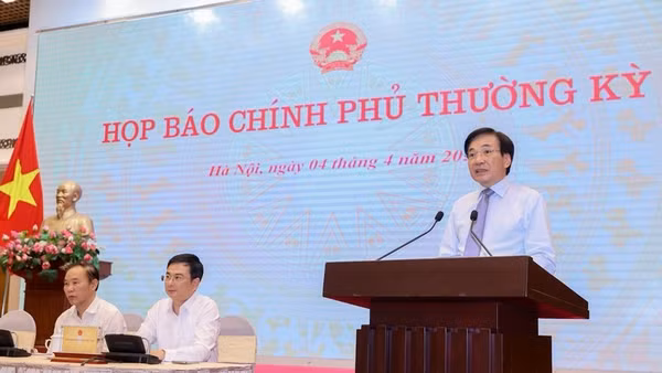 Bộ trưởng, Chủ nhiệm Văn phòng Chính phủ Trần Văn Sơn chủ trì họp báo Chính phủ thường kỳ. (Ảnh: VGP/Nhật Bắc)