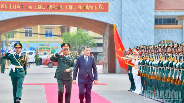 Thủ tướng Chính phủ Lê Minh Hưng duyệt đội danh dự lực lượng vũ trang Quân khu 4. (Ảnh: Thanh Giang)